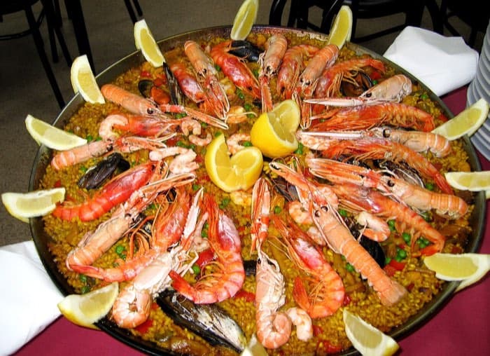 Paella aux gambas et citrons