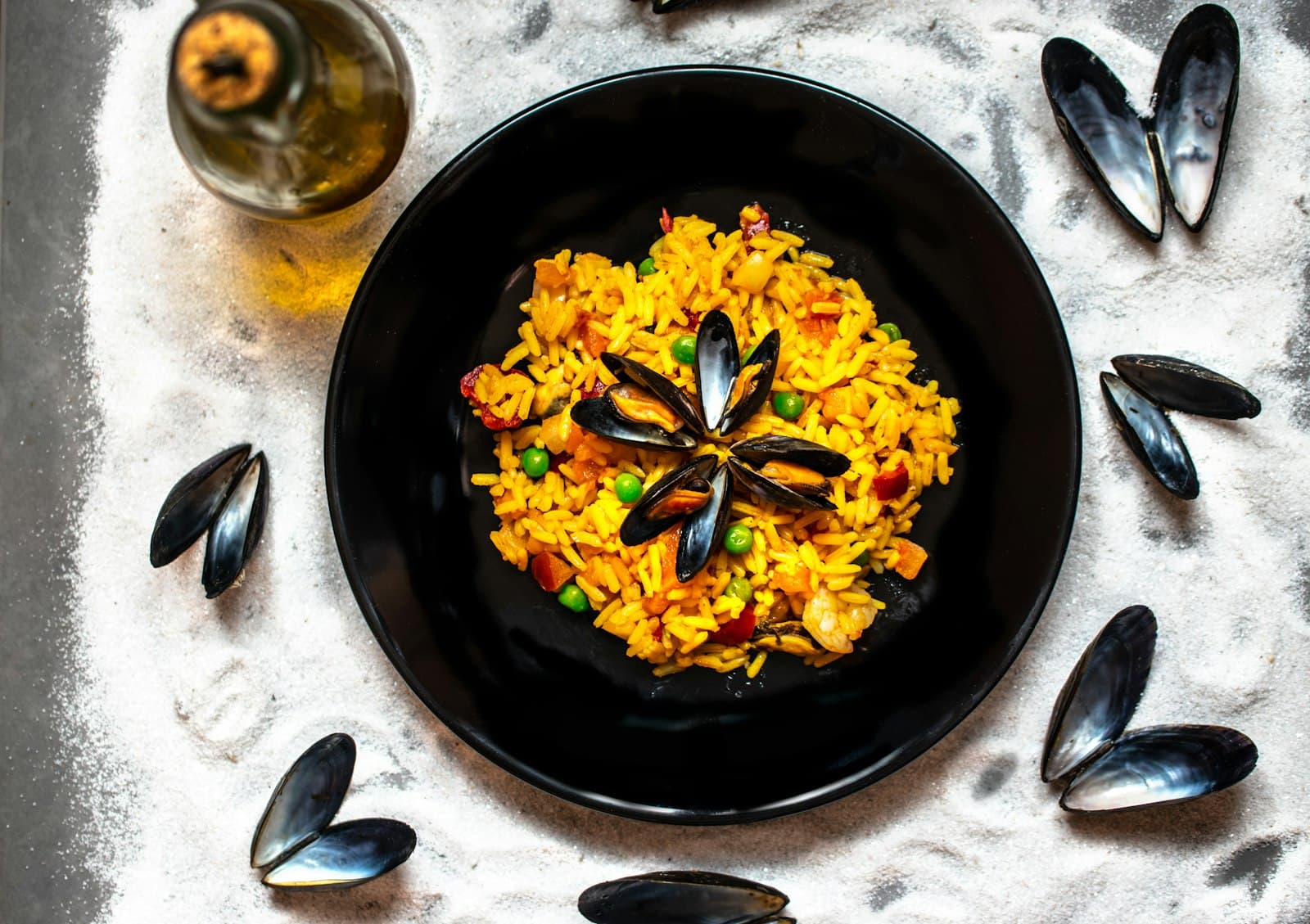 Assiette de riz au safran et moules