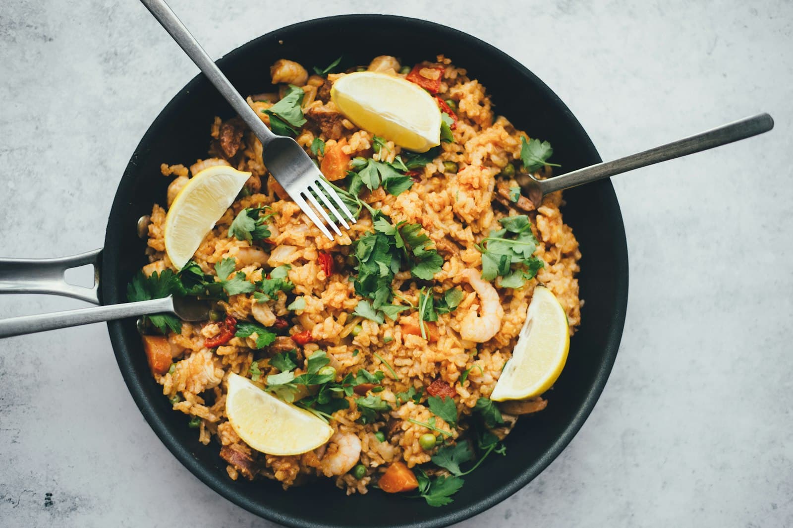 Poêlée de riz safrané aux crevettes prête à servir