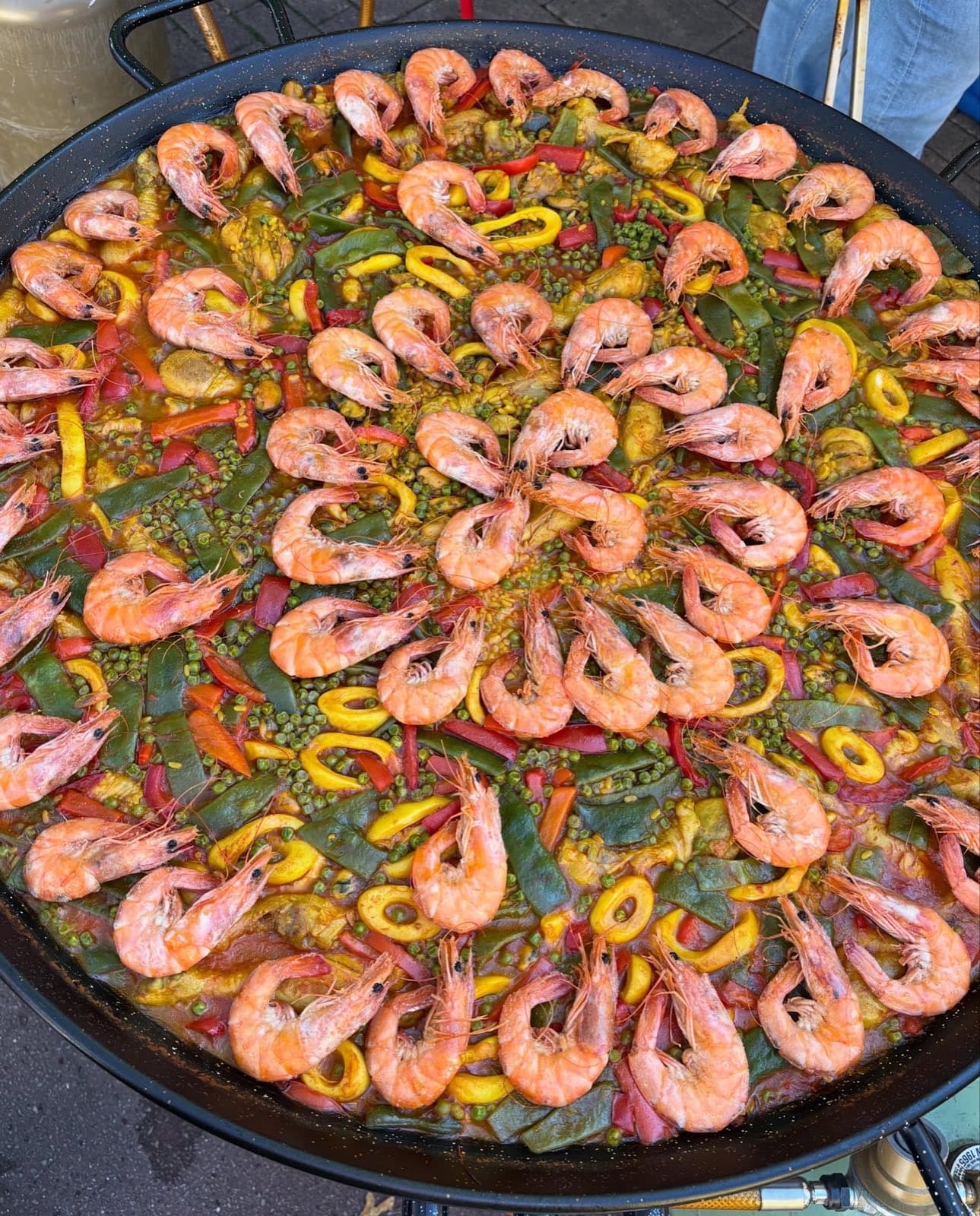 Paella géante aux gambas cuisinée par Casa Filipe pour un repas de baptême