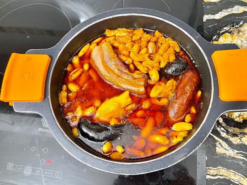Plats de paella chargés pour une livraison à Colombes