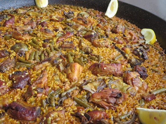 Paella géante cuisinée à la poêle lors d'une réception en Essonne