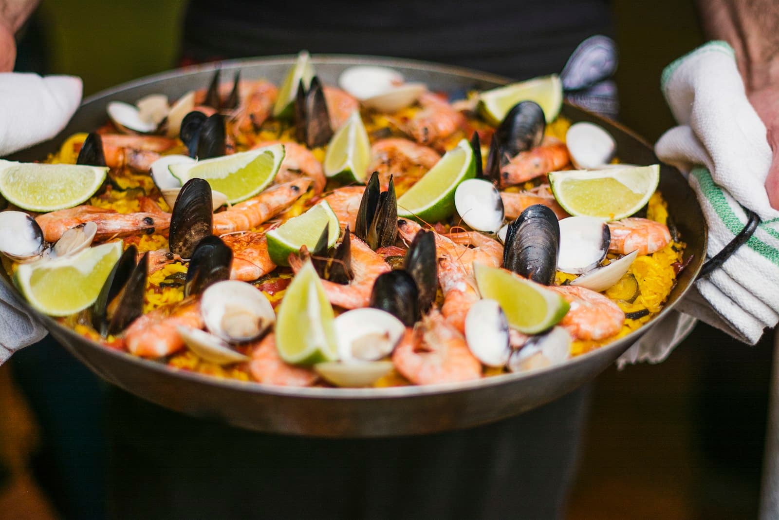 Paella géante aux gambas et aux moules cuisinée à la poêle pour une réception à Paris