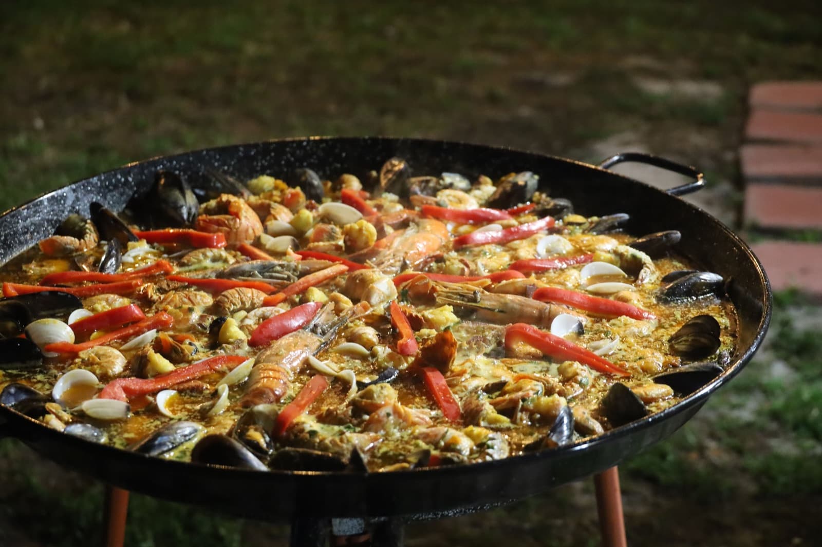 Paella géante en cuisson à l'extérieur pour un grand repas