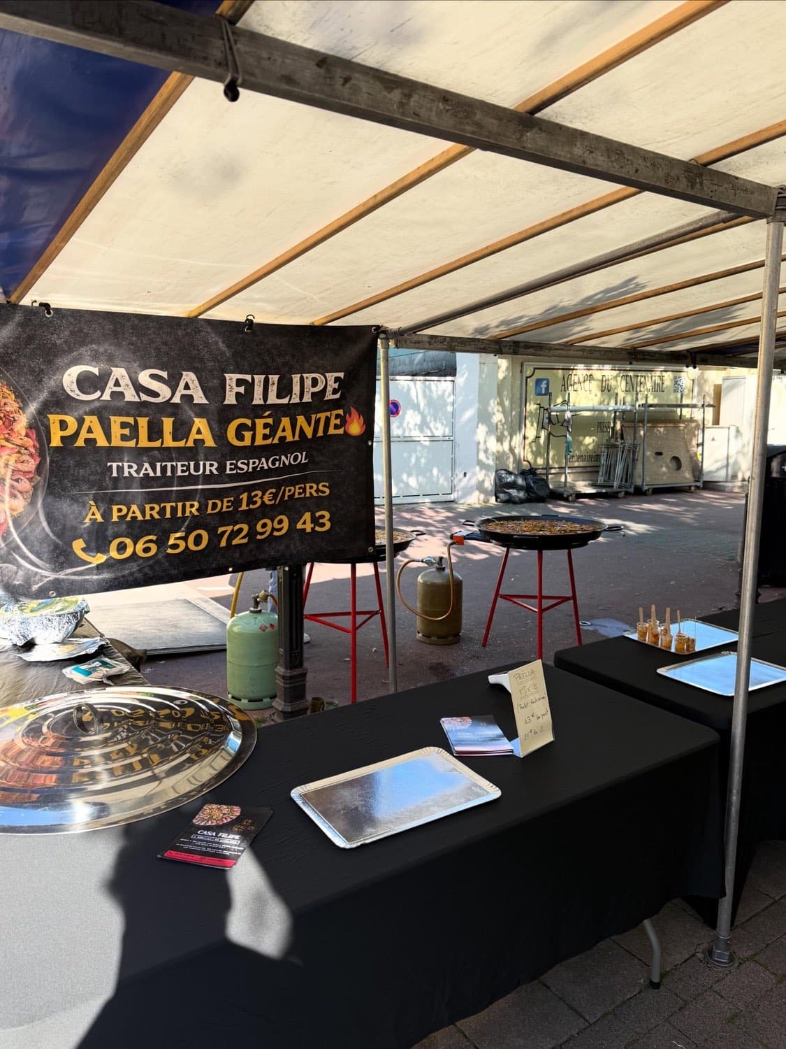 Stand Casa Filipe installé au bord d'un terrain pour un repas de club