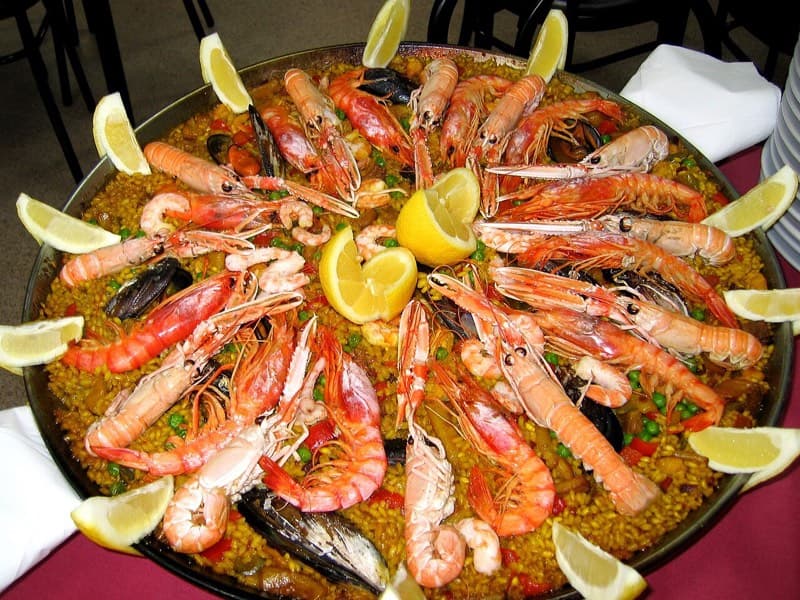 Paella géante en cours de cuisson dans un jardin d'Antony