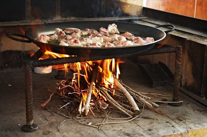 Paella géante cuisinée dans la cour d'une école du 5e arrondissement de Paris