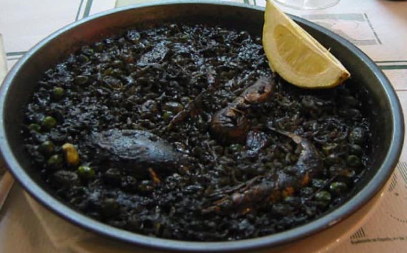 Riz au safran et fruits de mer servis à l'assiette lors d'une réception à Saint-Germain-en-Laye